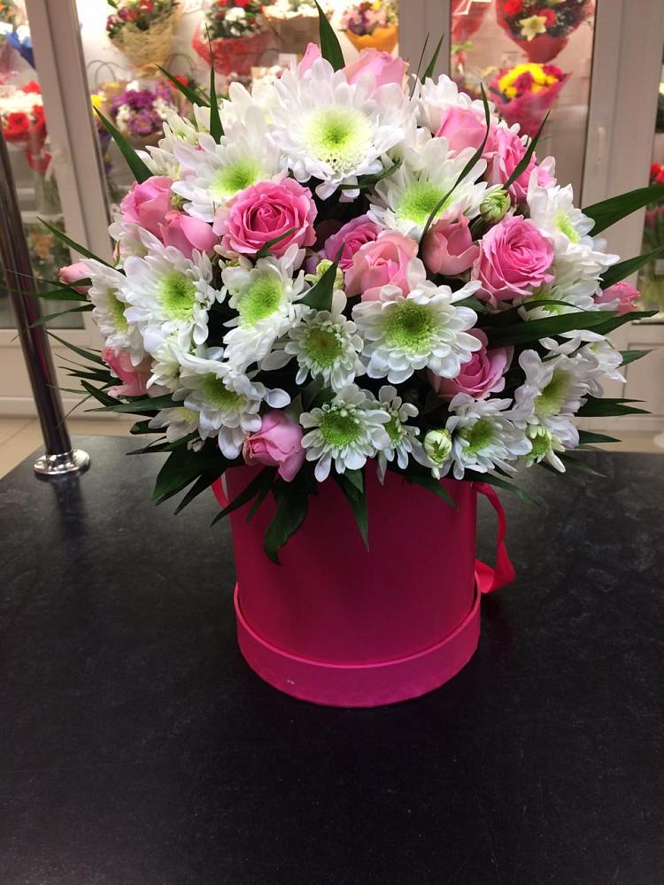 Цветочная композиция из Розы и Хризантемы в шляпной коробке в Николаевке Республики Мордовия