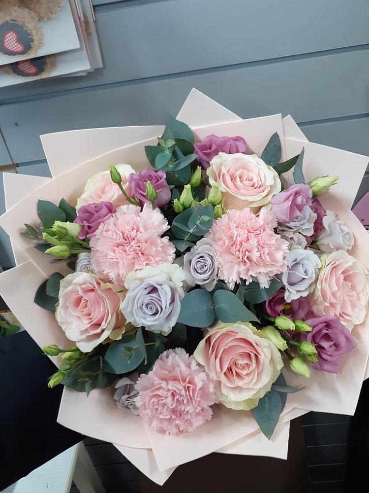 Букет цветов из: Розы, Гвоздики и Лизиантусы в Николаевке Республики Мордовия